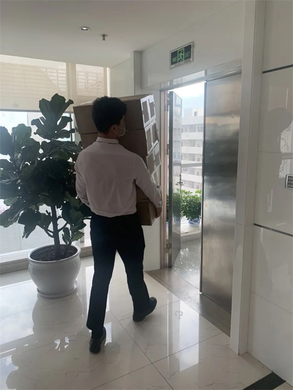 鸿运国际 - 物业英雄故事丨刘超：往前抗疫，，，，，往后有爱