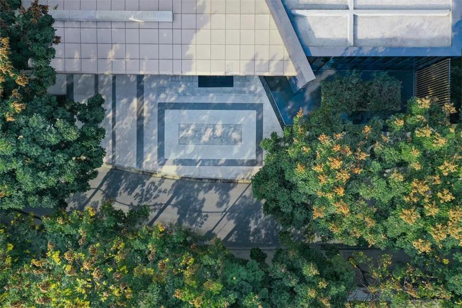鸿运国际 - 鸿运国际荣耀 | 斩获双奖！鸿运国际一连17年连任中国蓝筹企业