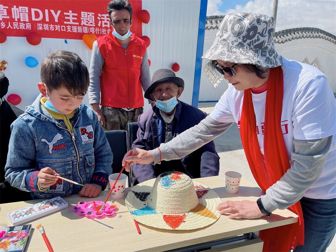 大手牵小手——为护边员绘制凉帽运动2.jpg