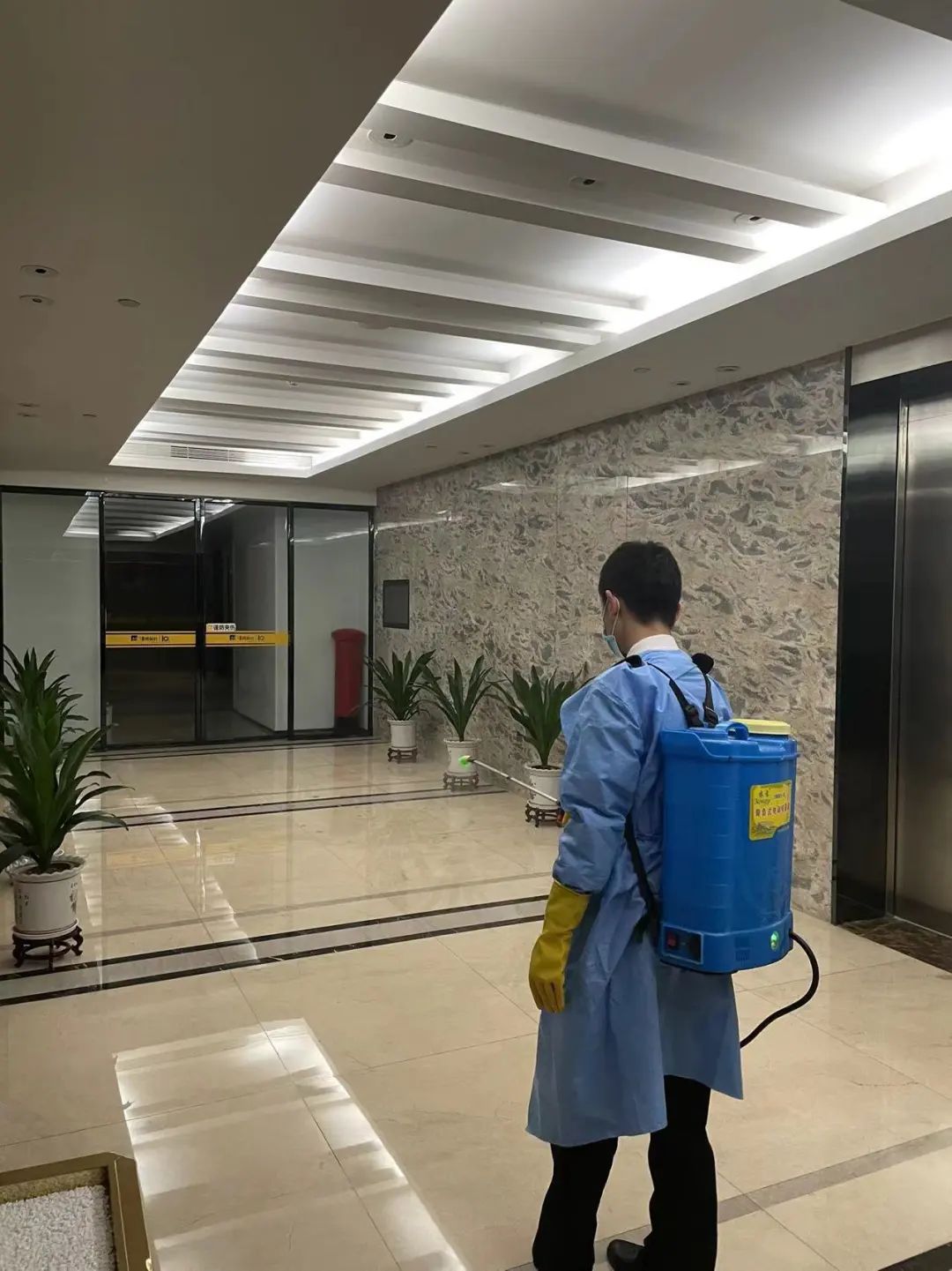 鸿运国际 - 鸿运国际商企效劳 | 从“蓉”抗疫，，与“深”同在