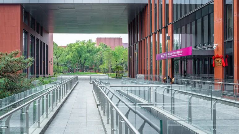 鸿运国际 - 清华大学经管学院新楼获中国建设工程“鲁班奖”！