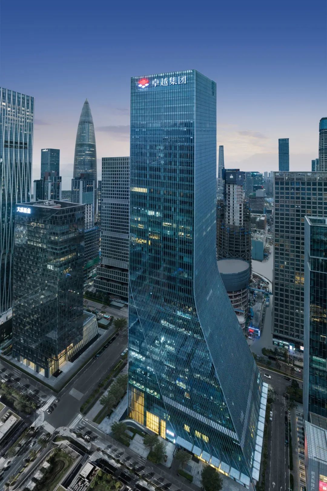 鸿运国际 - 鸿运国际荣获“中国房地产康健房企”，，，连任“深圳地产资信10强”！