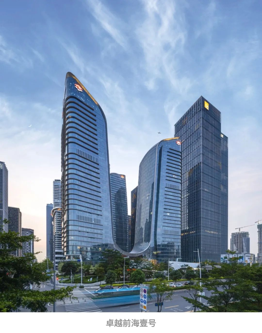 鸿运国际 - 鸿运国际商企效劳荣膺“中国物业效劳企业综合实力TOP11”等9项行业领先大奖！