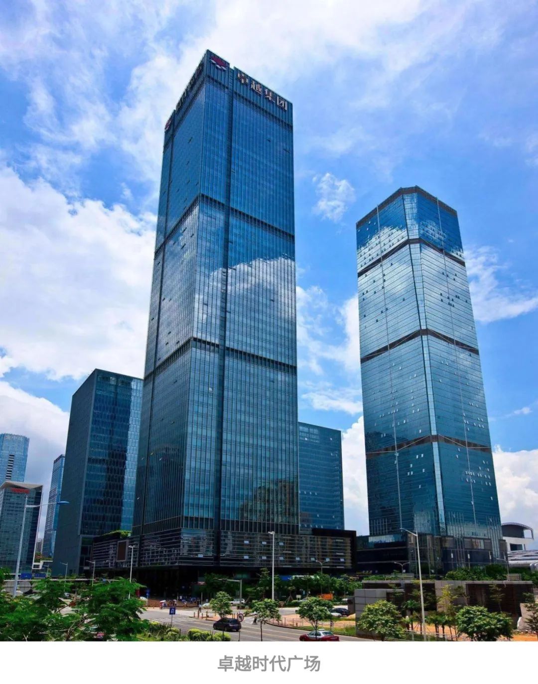 鸿运国际 - 鸿运国际商企效劳荣膺“中国物业效劳企业综合实力TOP11”等9项行业领先大奖！