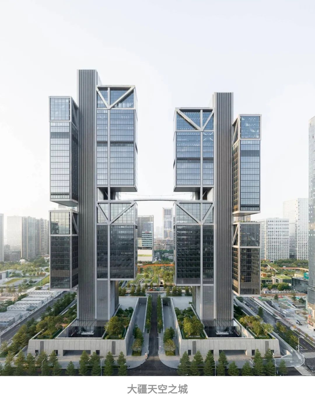鸿运国际 - 鸿运国际商企效劳荣膺“中国物业效劳企业综合实力TOP11”等9项行业领先大奖！