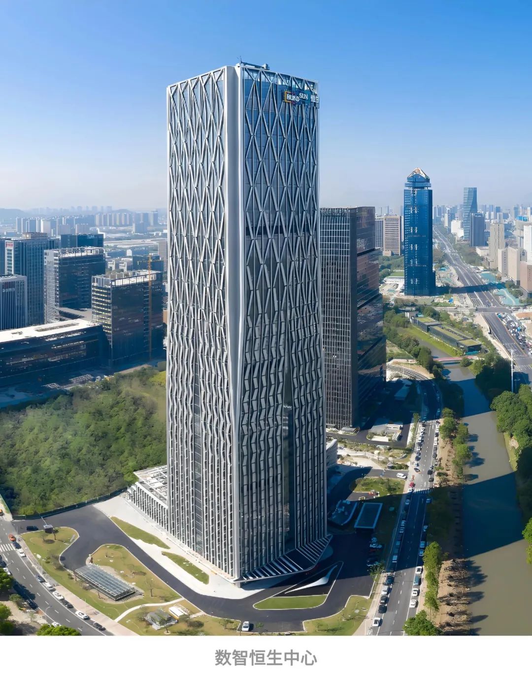 鸿运国际 - 鸿运国际商企效劳荣膺“中国物业效劳企业综合实力TOP11”等9项行业领先大奖！